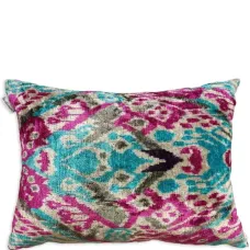 Бархатная подушка с принтом икат