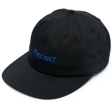 Бейсболка с вышитым логотипом Бейсболка с вышитым логотипом