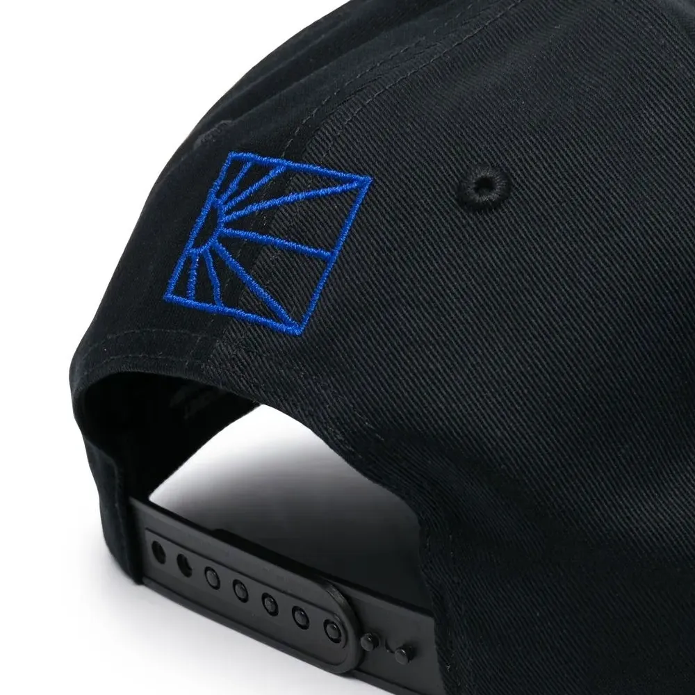 Бейсболка с вышитым логотипом