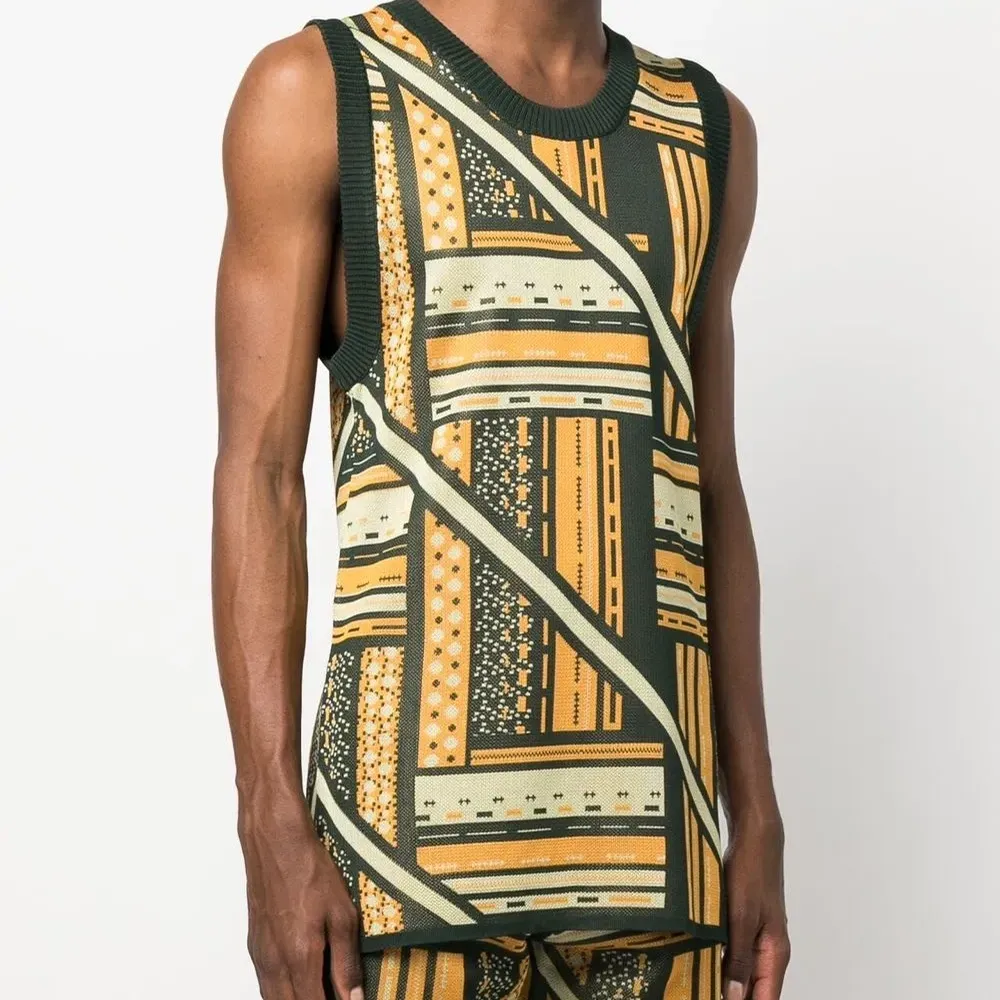 Топ с графичным принтом