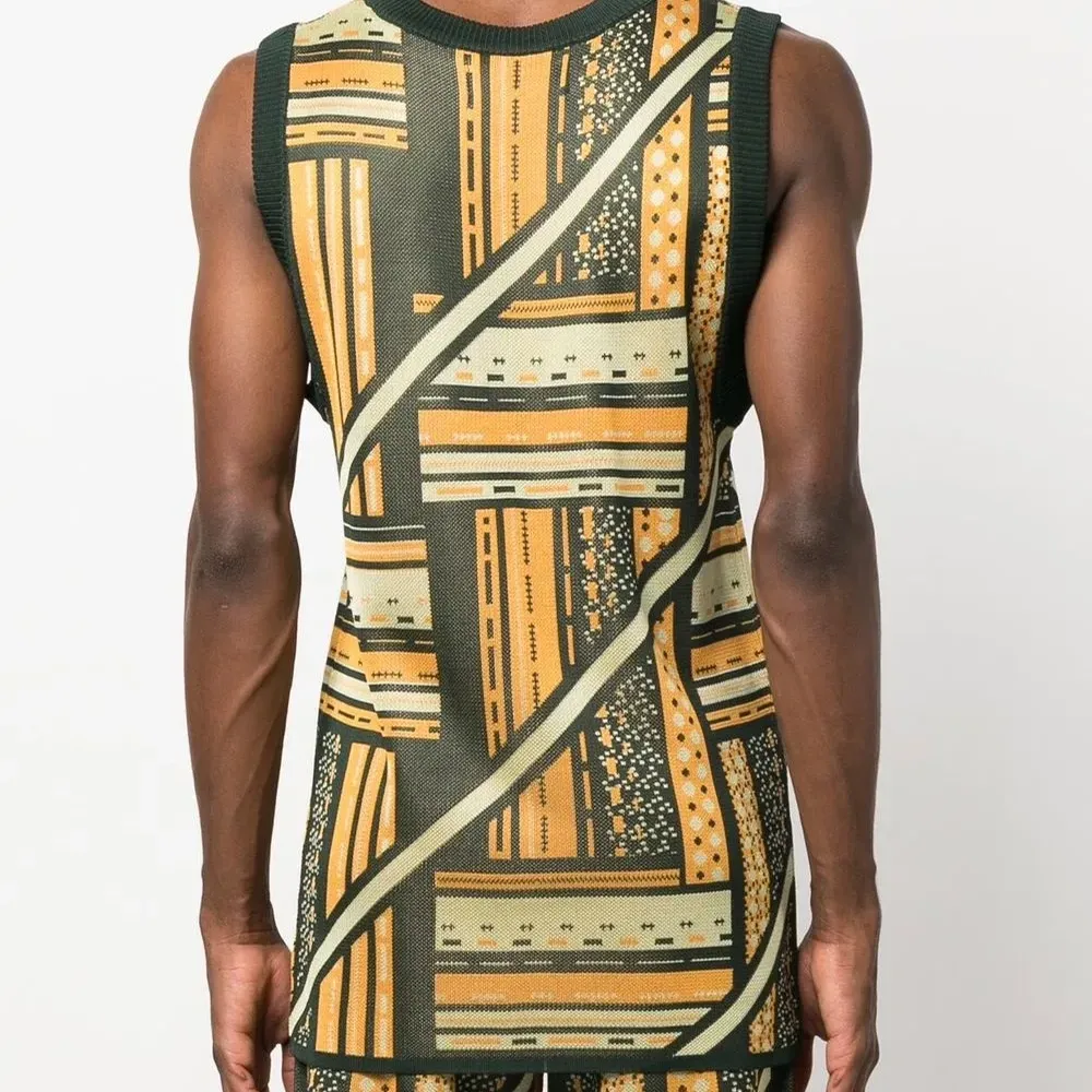 Топ с графичным принтом