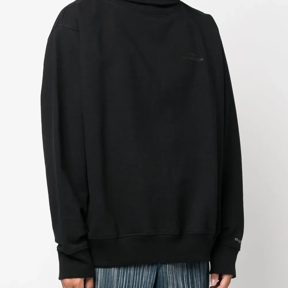 Толстовка с логотипом и высоким воротником