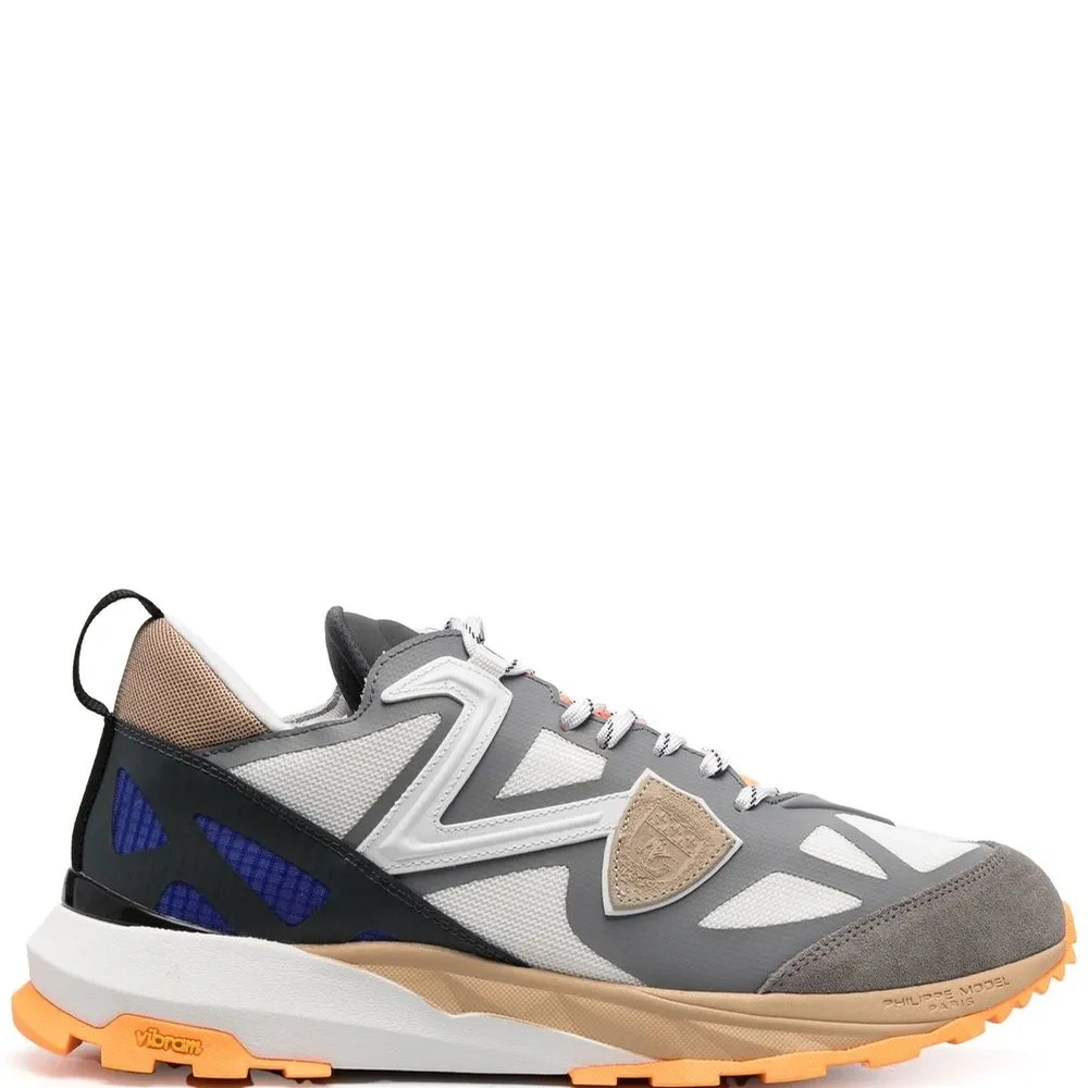 Кроссовки с нашивкой-логотипом