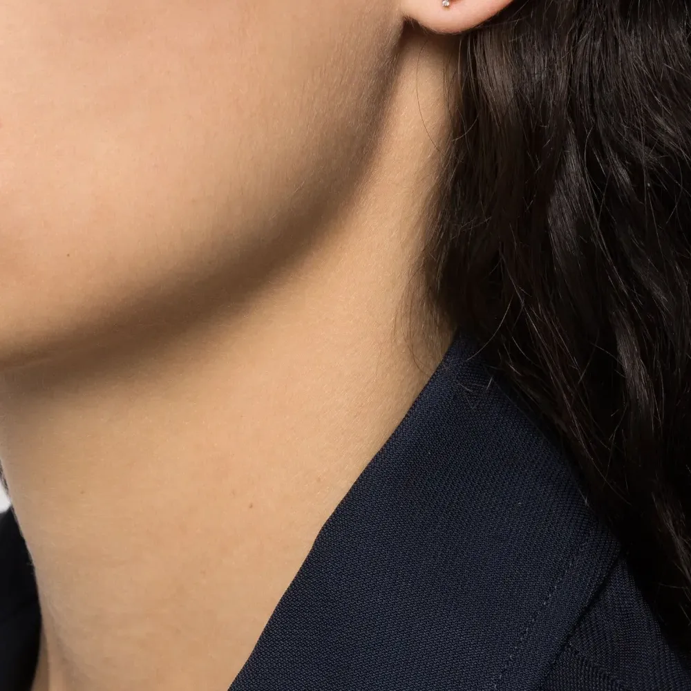 серьга-гвоздик Initial