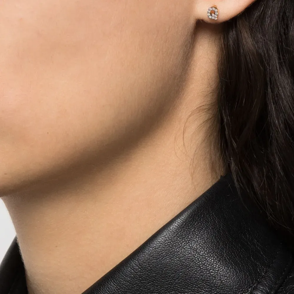 серьга-гвоздик Initial