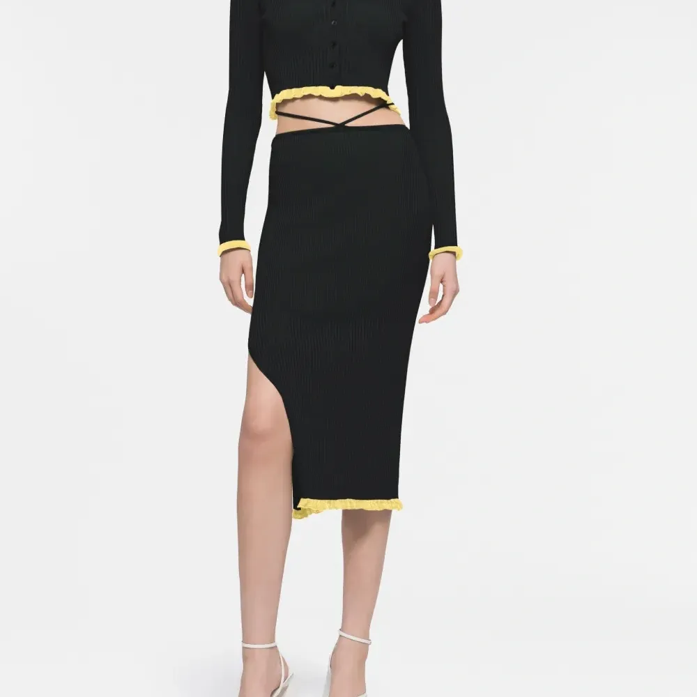 Укороченный кардиган в рубчик из коллаборации с Ester Manas