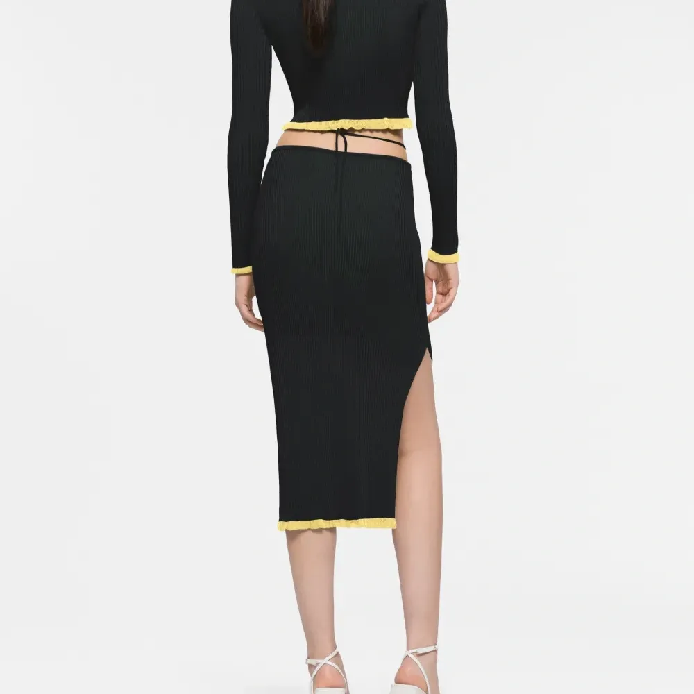 Укороченный кардиган в рубчик из коллаборации с Ester Manas