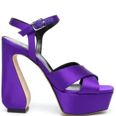 Босоножки с пряжками