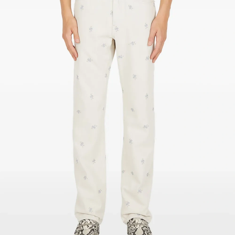 Джинсы с цветочной вышивкой