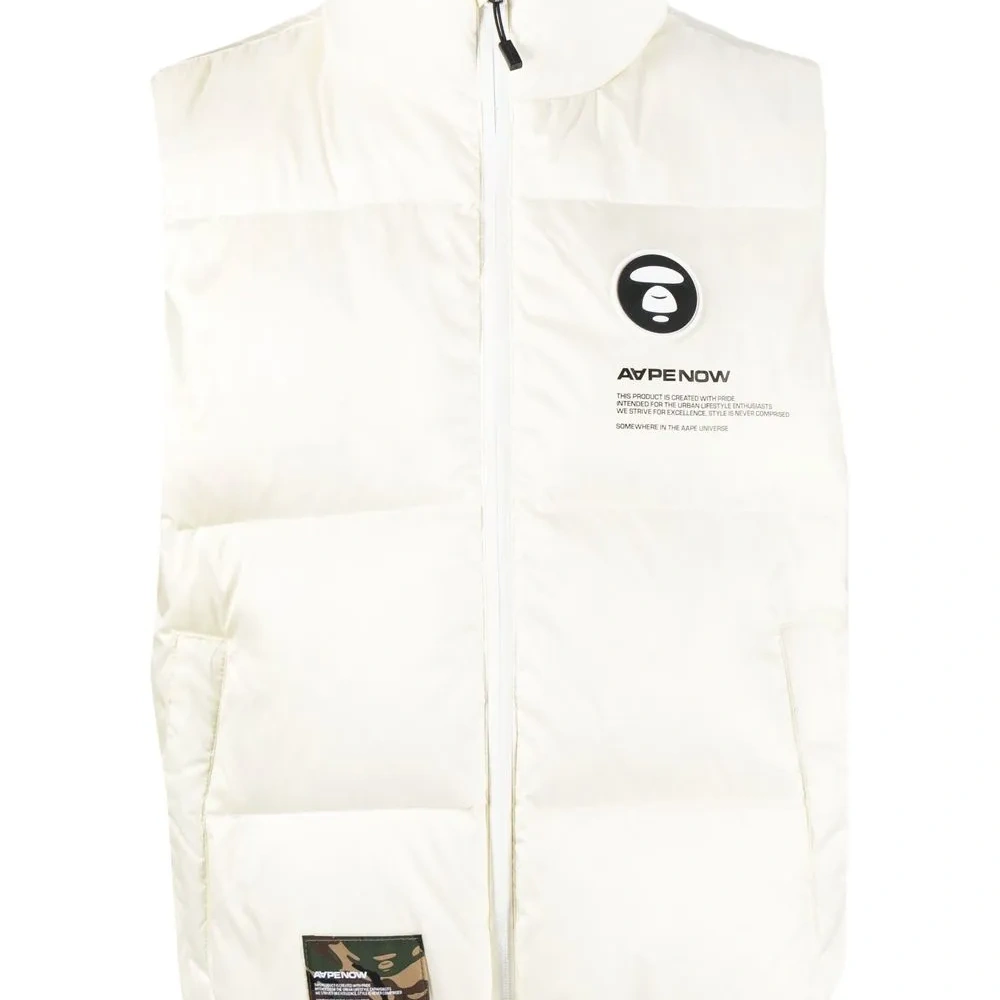 Дутый жилет с нашивкой-логотипом