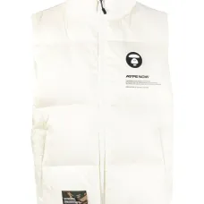 Дутый жилет с нашивкой-логотипом