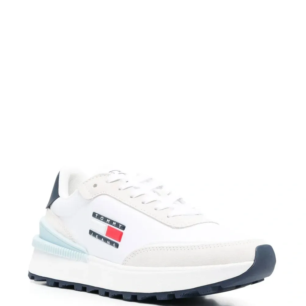 Кроссовки с логотипом