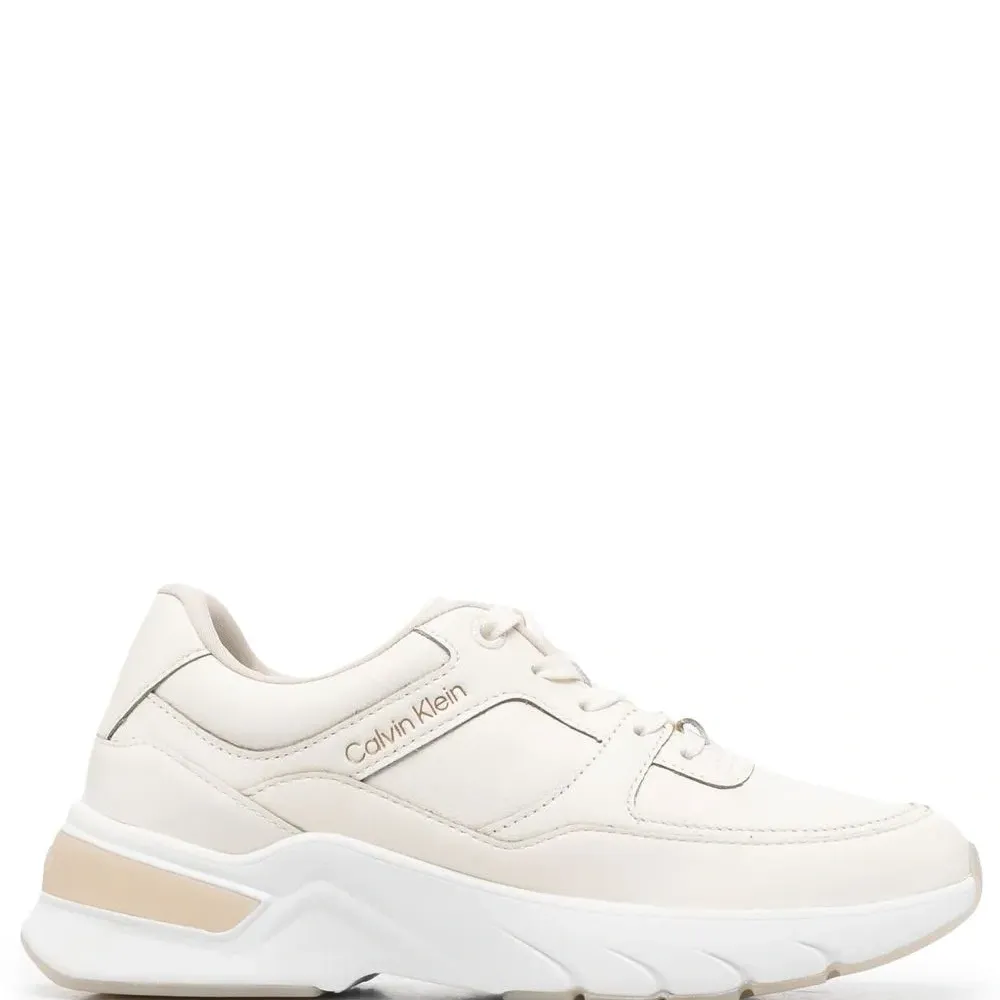 Кроссовки с вышитым логотипом