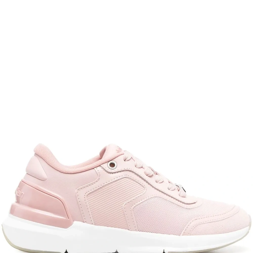 Кроссовки с тисненым логотипом