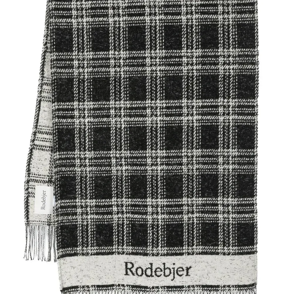 Клетчатый шарф с бахромой