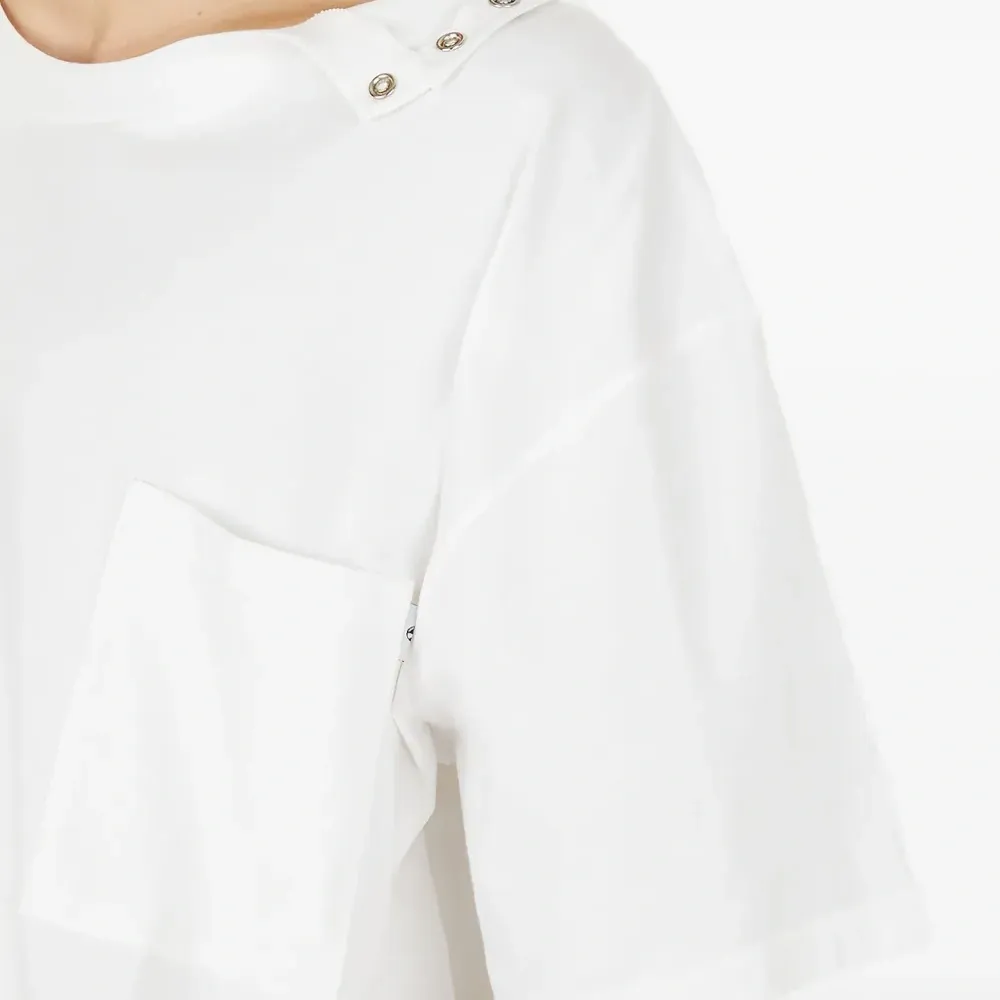 Футболка с кнопками на плече Футболка с кнопками на плече