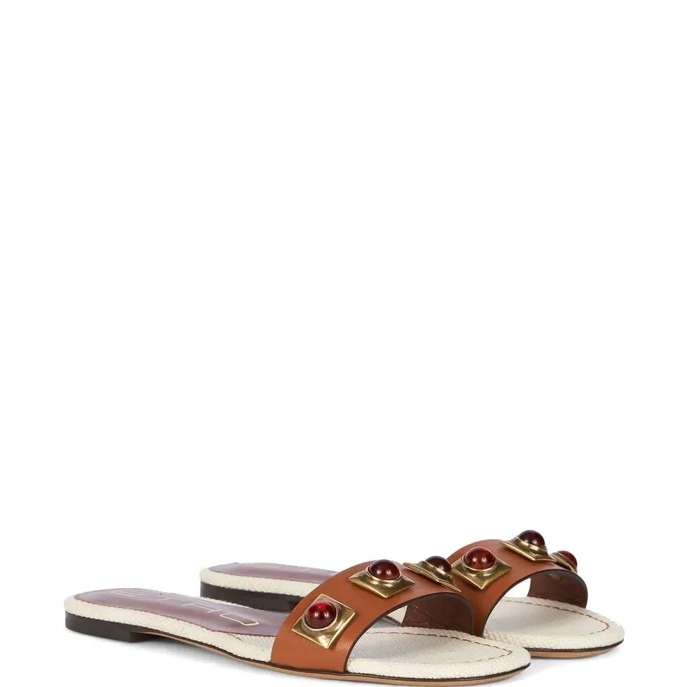 Шлепанцы с заклепками