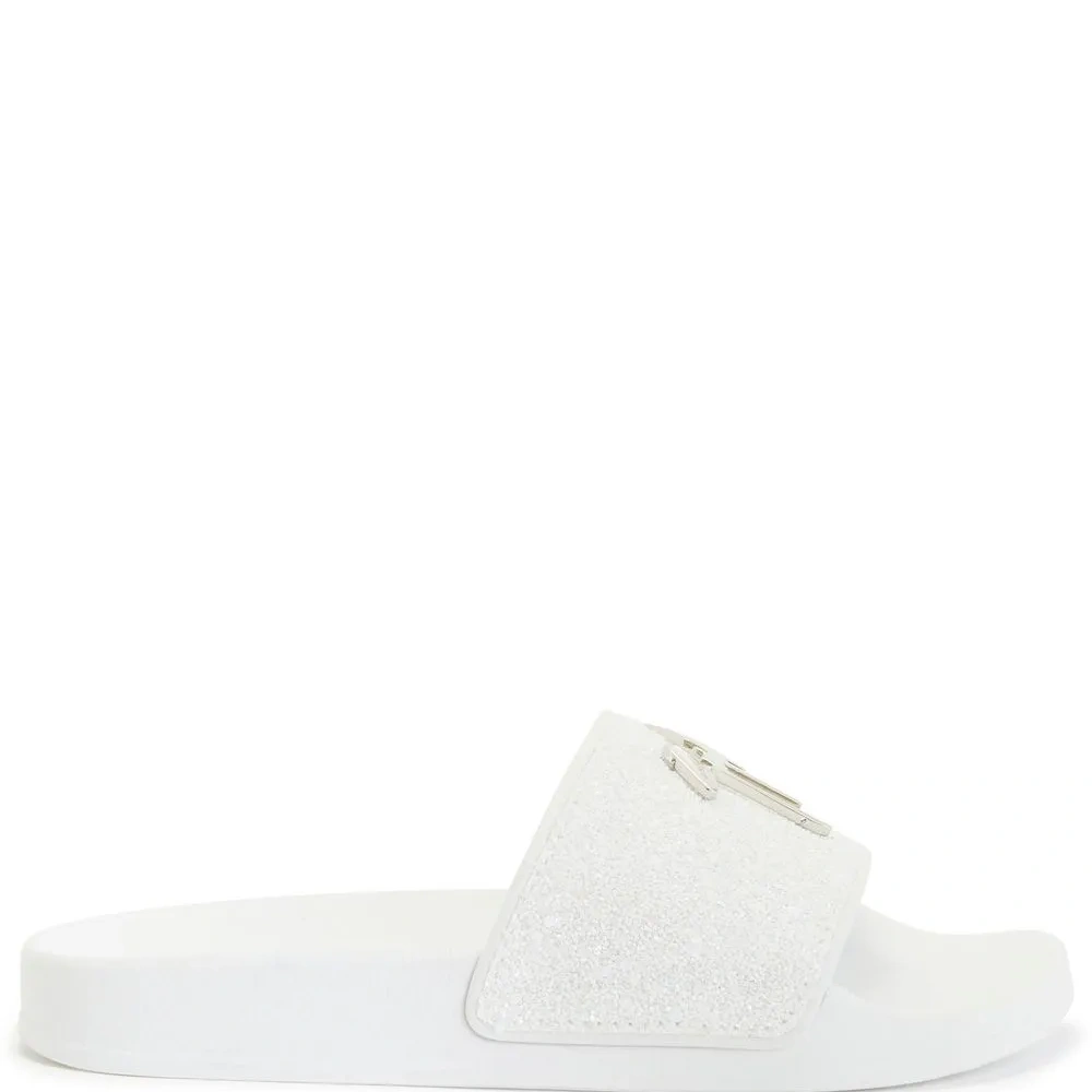 Шлепанцы с логотипом