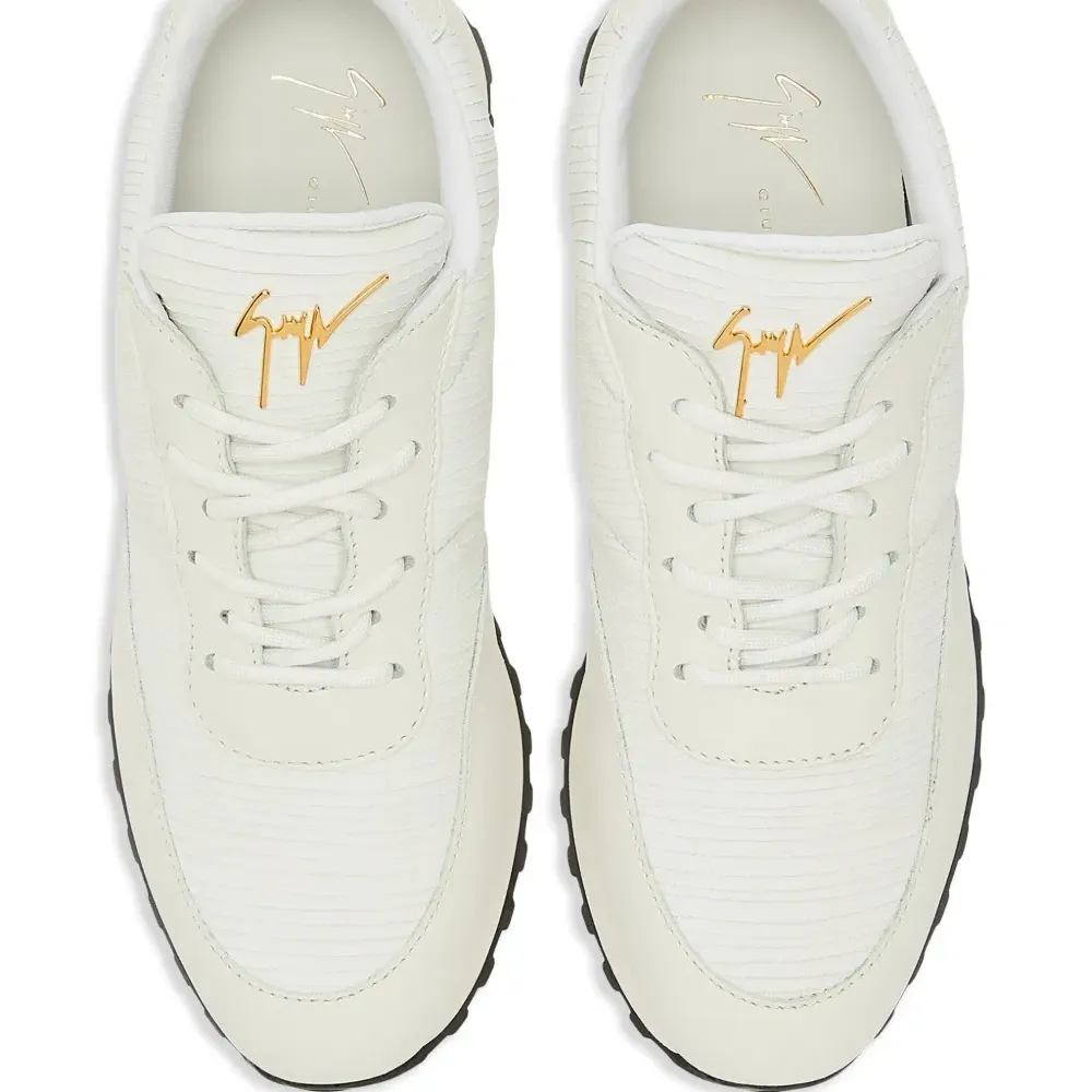 Кроссовки на шнуровке