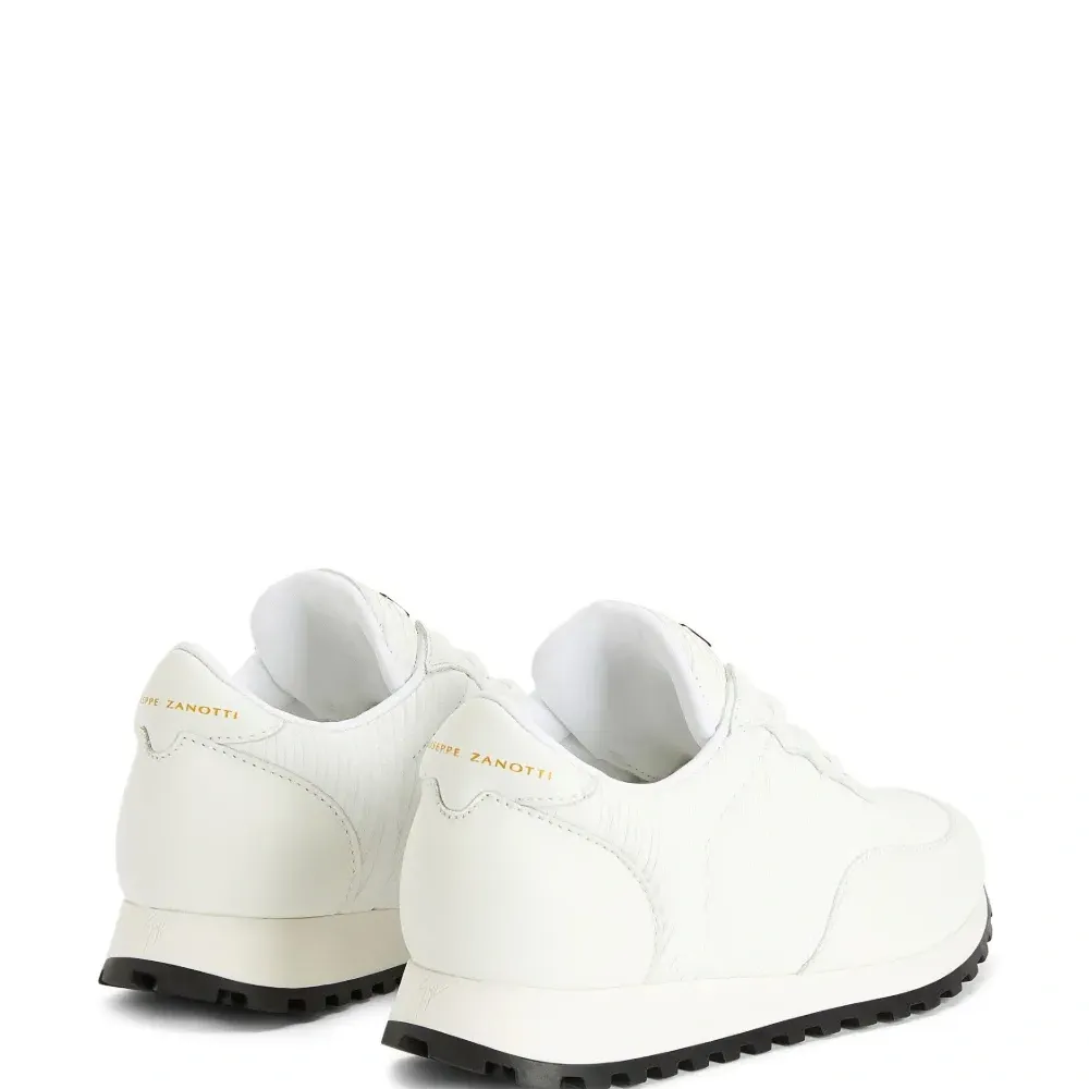 Кроссовки на шнуровке