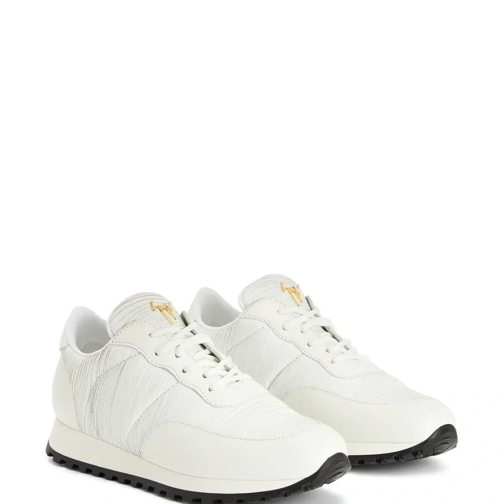 Кроссовки на шнуровке