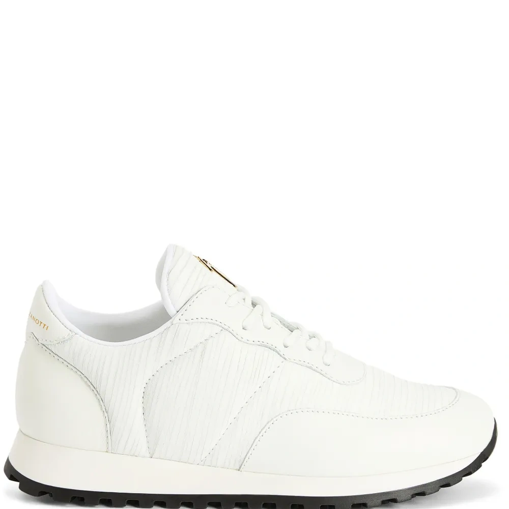 Кроссовки на шнуровке