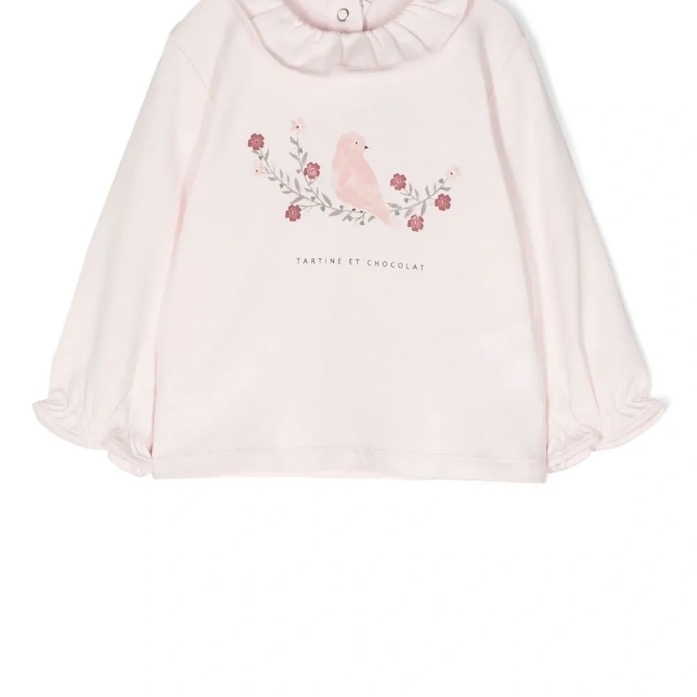 Футболка с оборками и графичным принтом