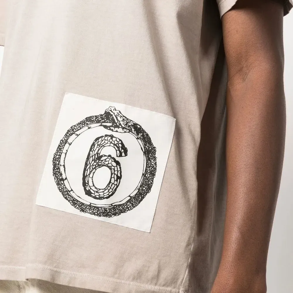 Футболка с нашивкой-логотипом