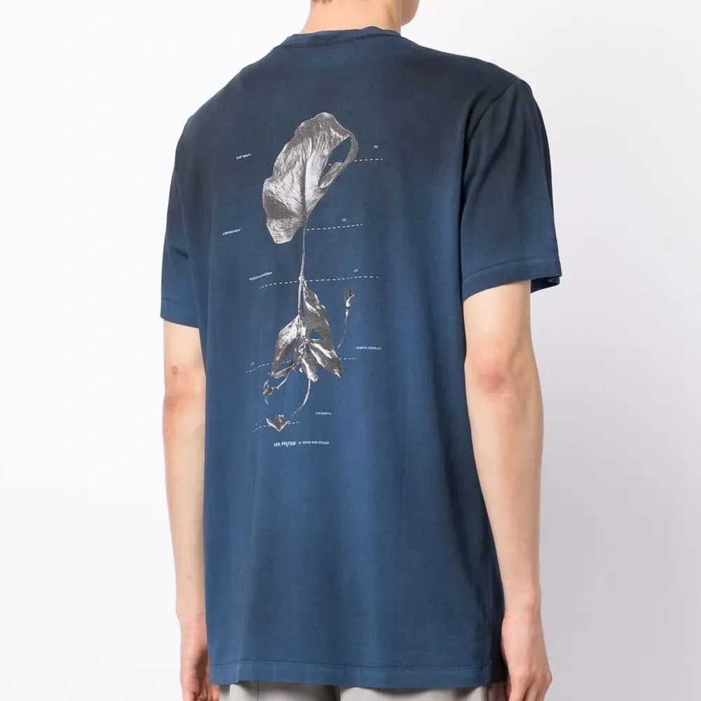 Футболка с узором тай-дай и графичным принтом