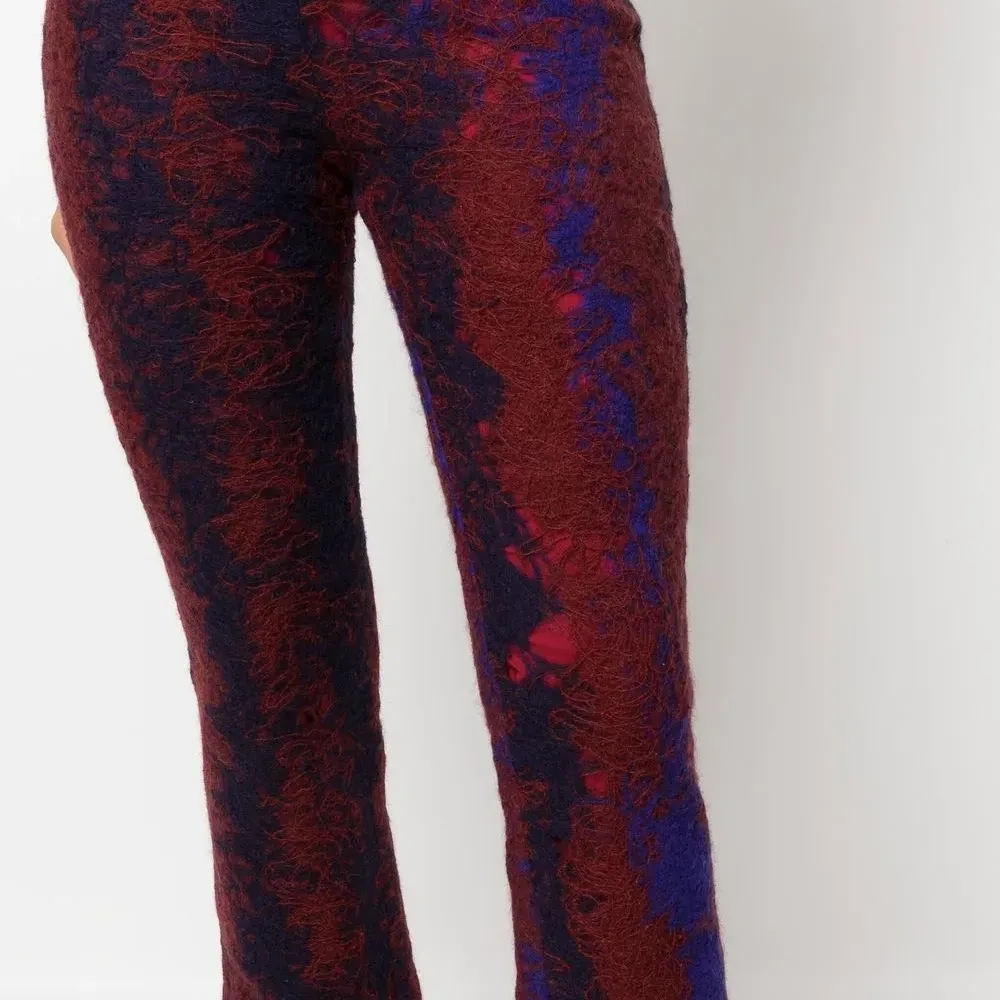 Расклешенные брюки с контрастной строчкой