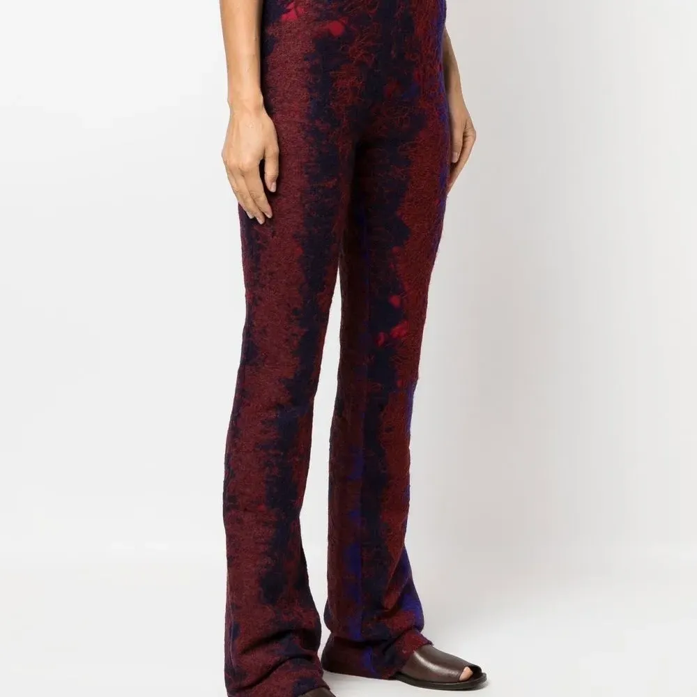 Расклешенные брюки с контрастной строчкой