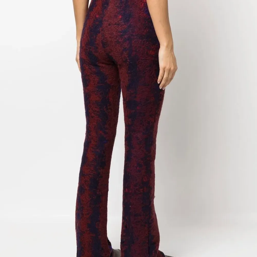 Расклешенные брюки с контрастной строчкой