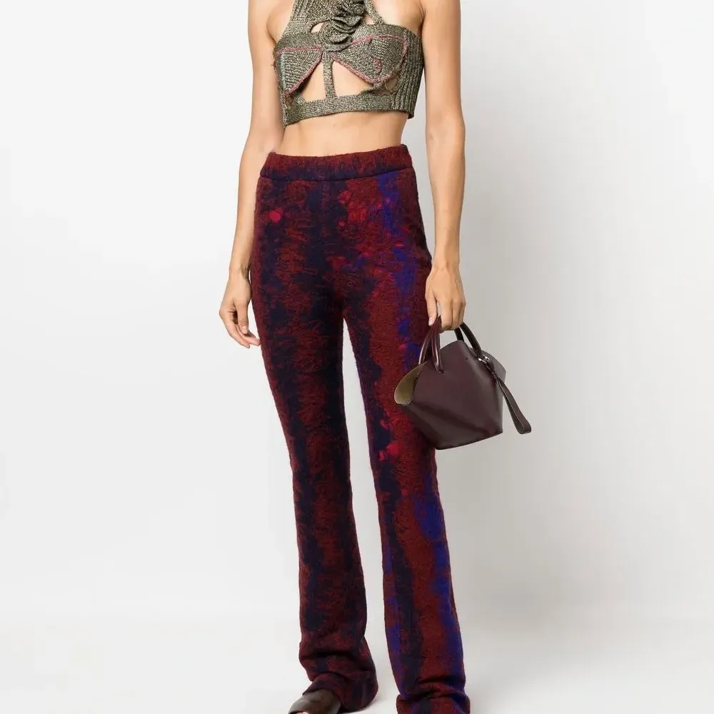 Расклешенные брюки с контрастной строчкой