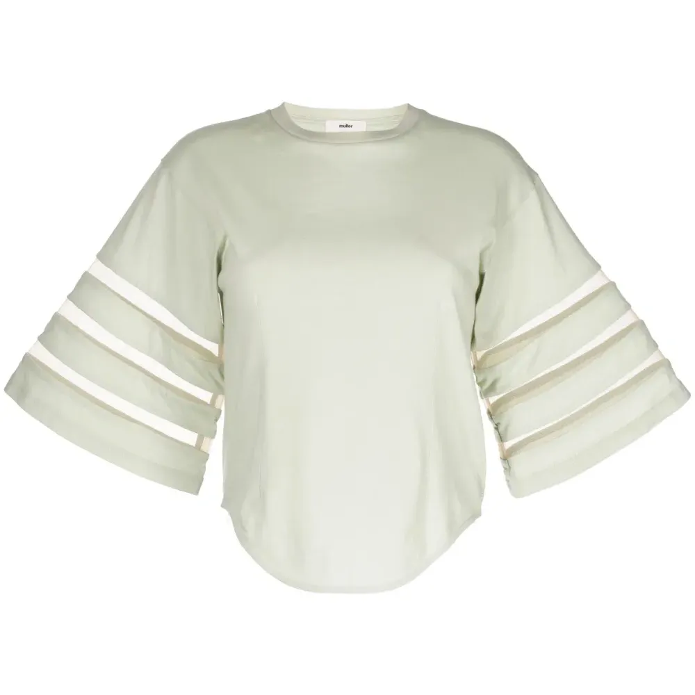 Футболка с вырезами