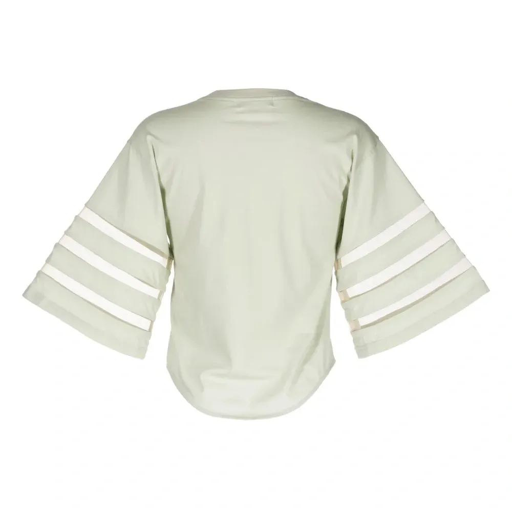 Футболка с вырезами