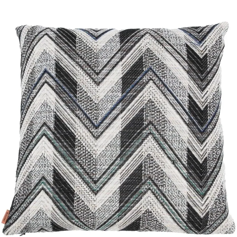 Полосатая подушка с нашивкой-логотипом