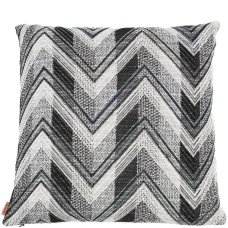 Полосатая подушка с нашивкой-логотипом