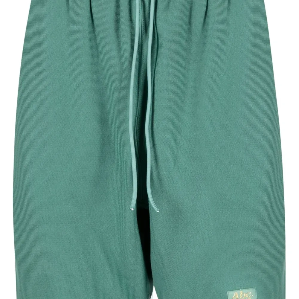 спортивные шорты с вышитым логотипом