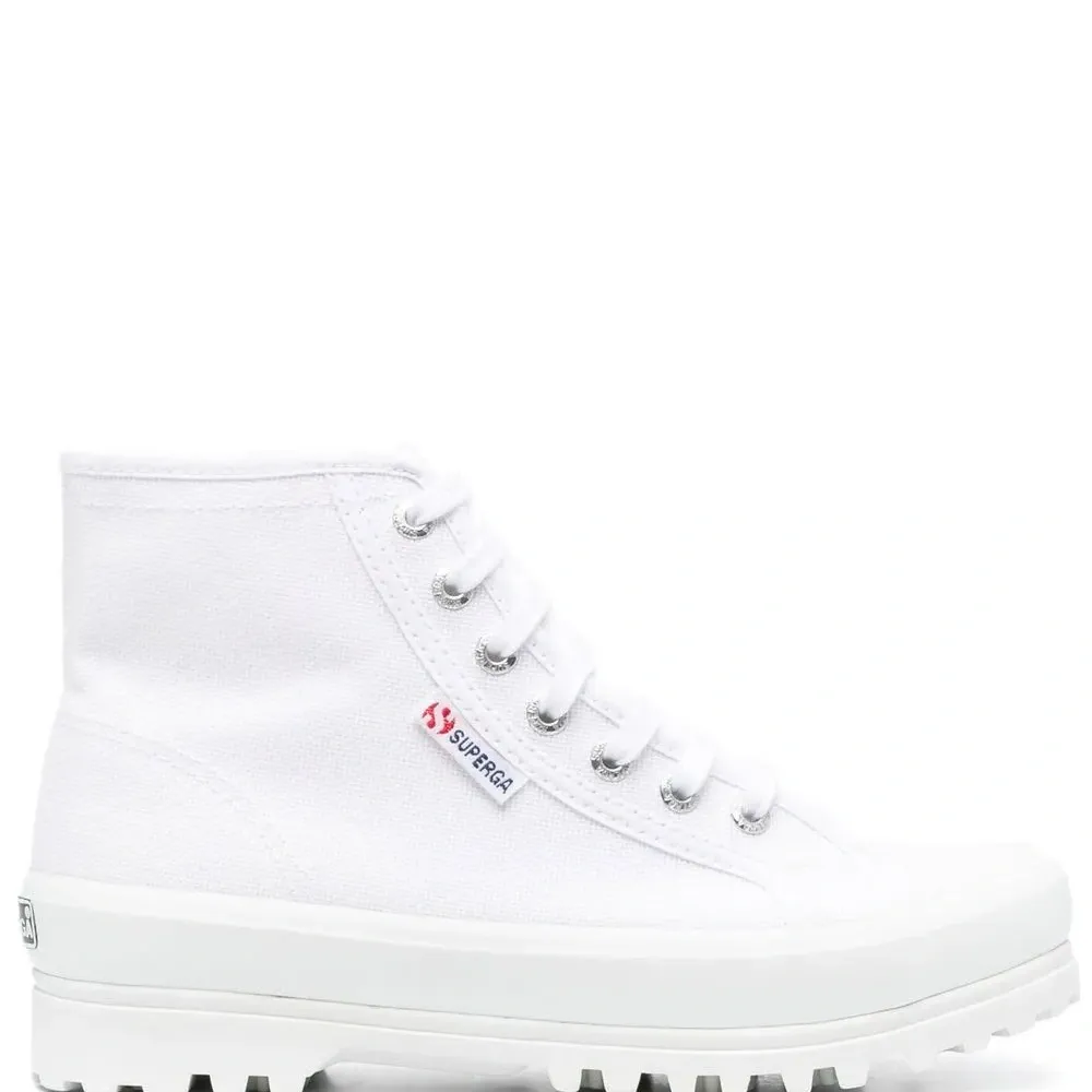 Высокие кроссовки на шнуровке