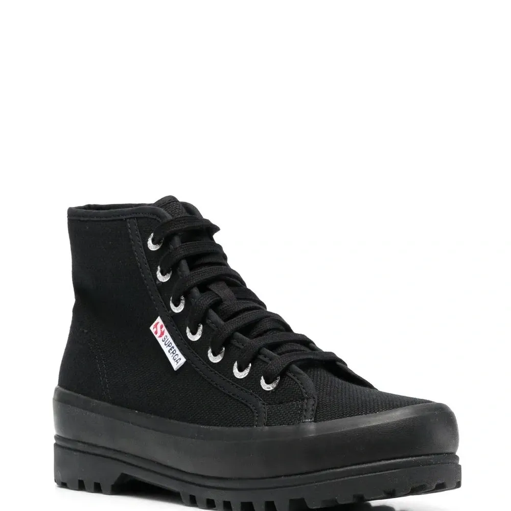 Высокие кроссовки на шнуровке