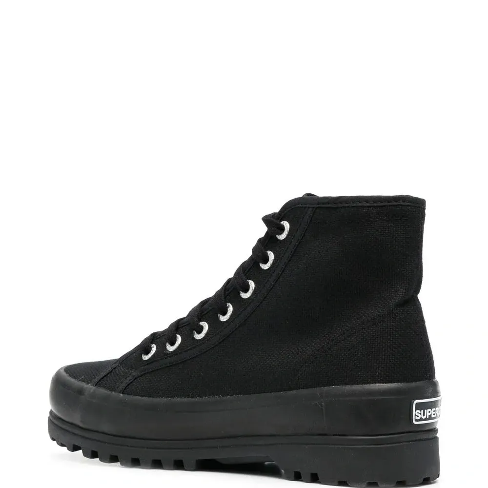 Высокие кроссовки на шнуровке