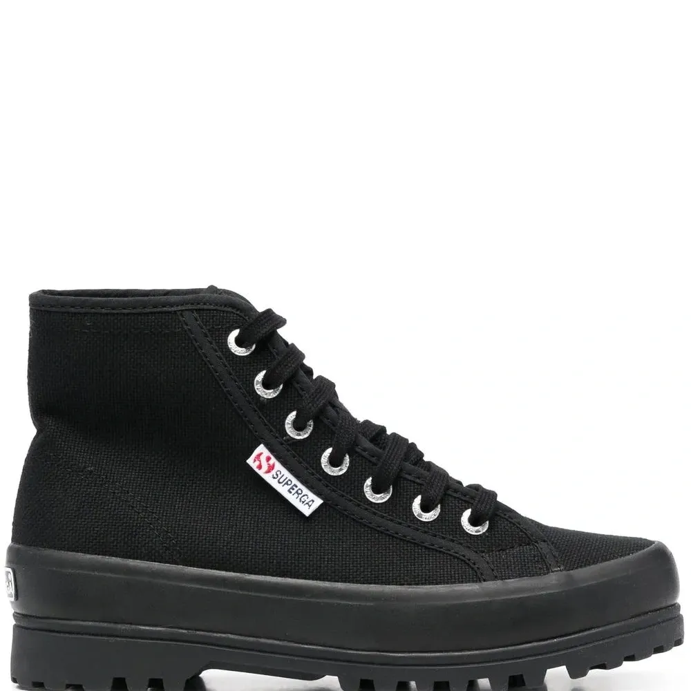 Высокие кроссовки на шнуровке