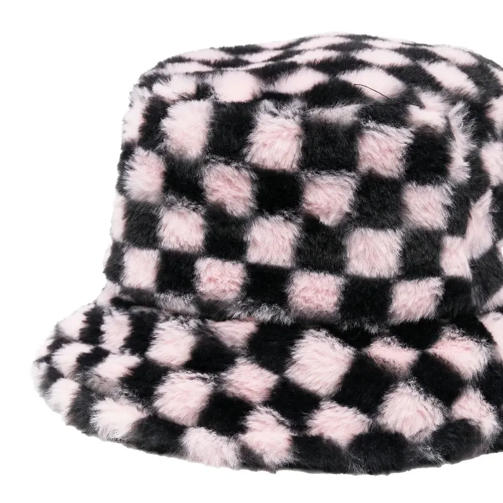 Клетчатая шапка из искусственного меха