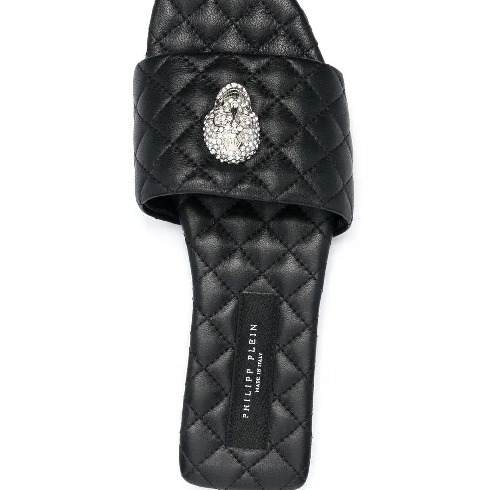 Стеганые шлепанцы с декором skull