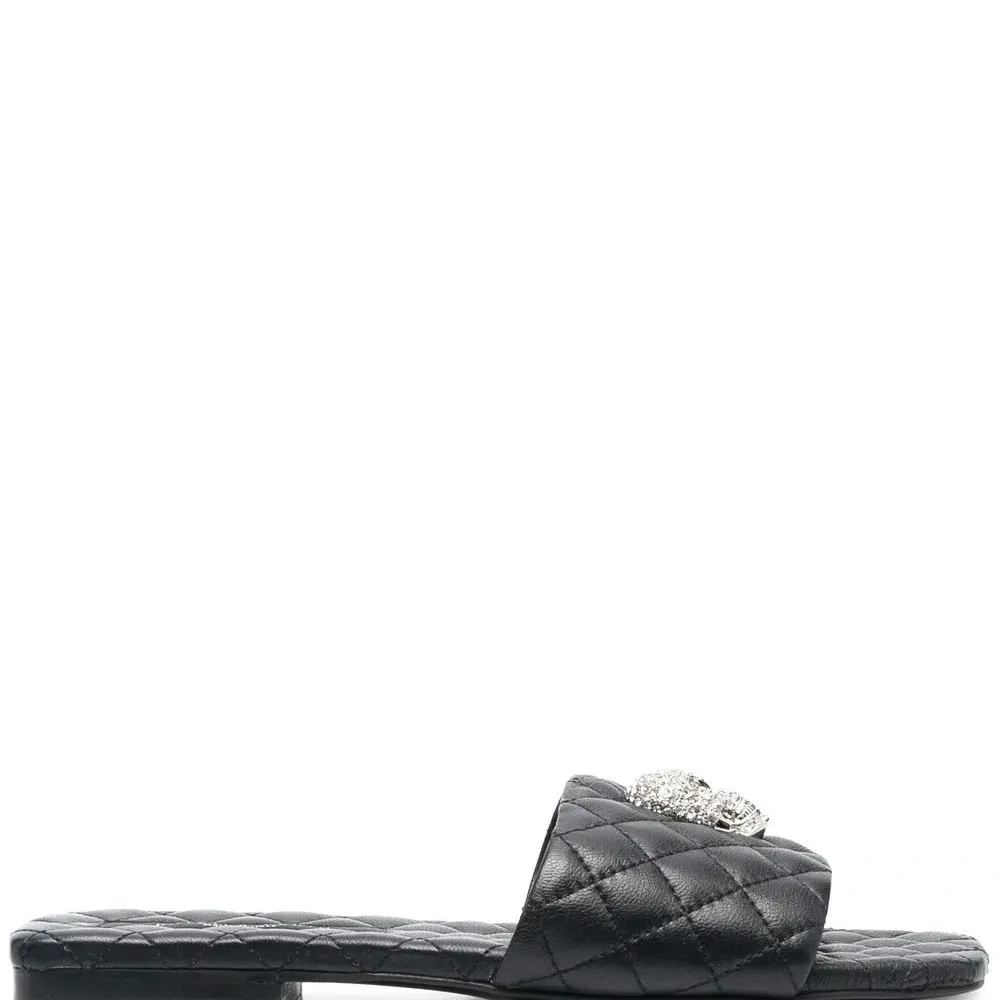 Стеганые шлепанцы с декором skull