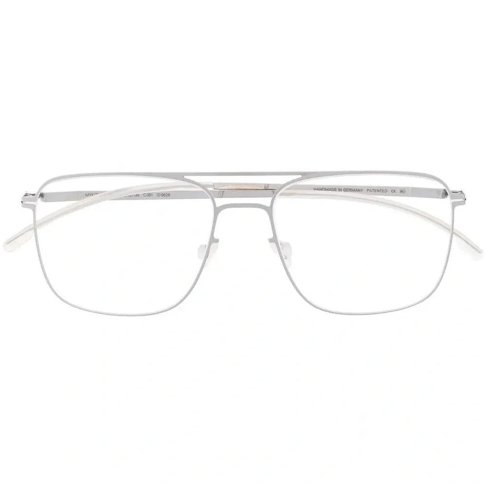 Очки в квадратной оправе