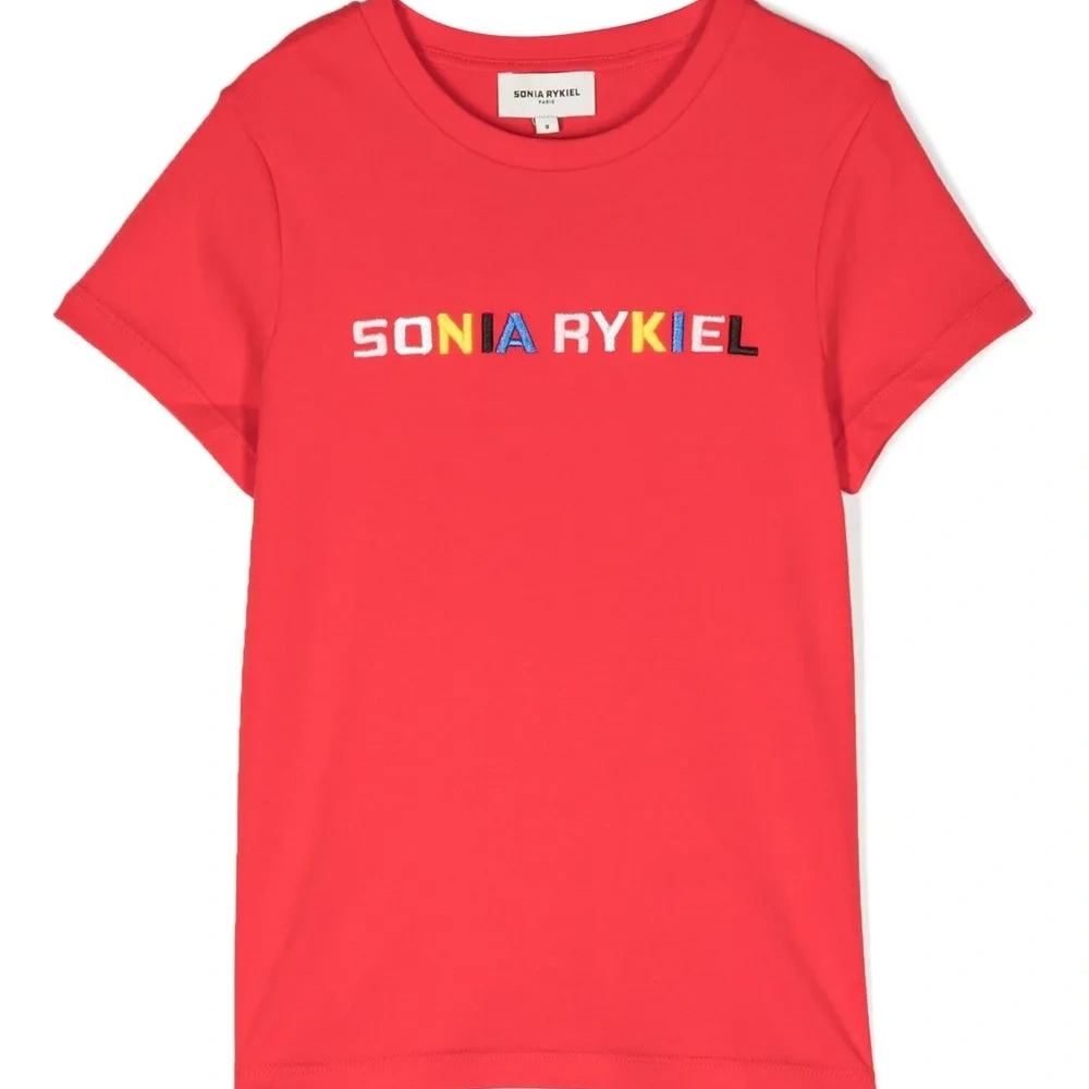 Футболка с логотипом и вырезами