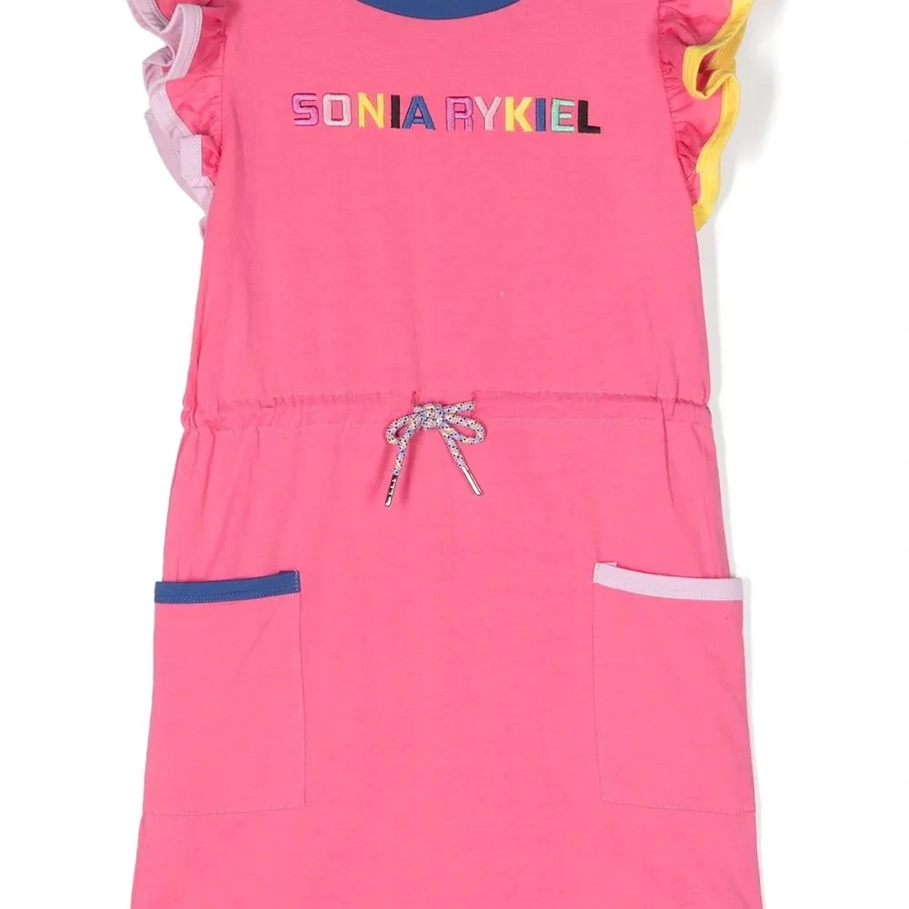 Платье с оборками на рукавах