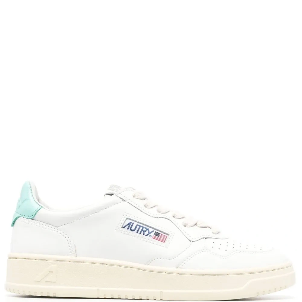 Кроссовки с нашивкой-логотипом