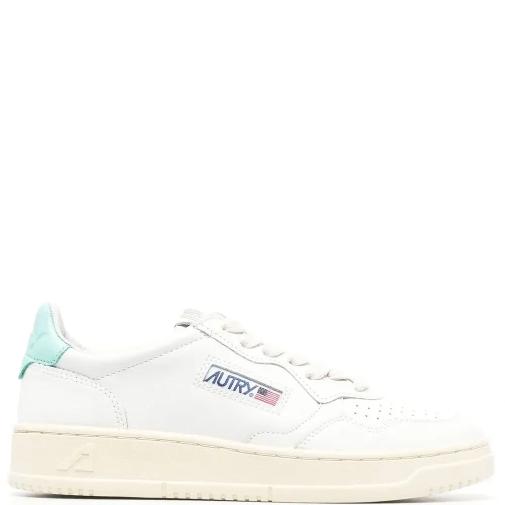 Кроссовки с нашивкой-логотипом